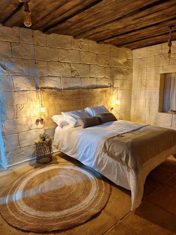 Rustic bedroom interior at Alojamiento Rural los Duendes in El Puerto de Santa María (1)