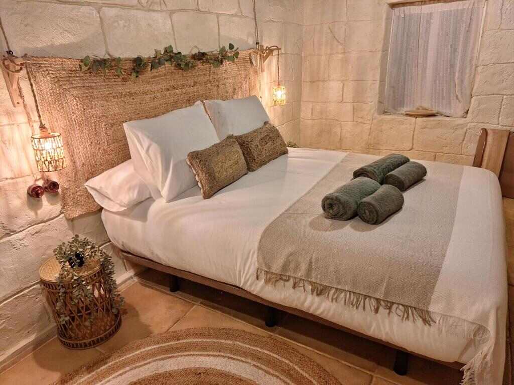 Rustic bedroom interior at Alojamiento Rural los Duendes in El Puerto de Santa María (2)